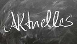 Schiefertafel mit Schriftzug Aktuelles