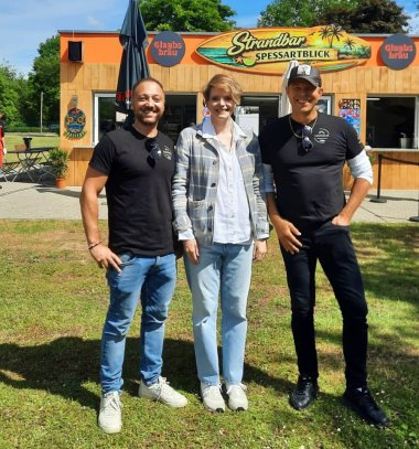 Auf dem Foto die Betreiber des Strandbades und die Bürgermeisterin