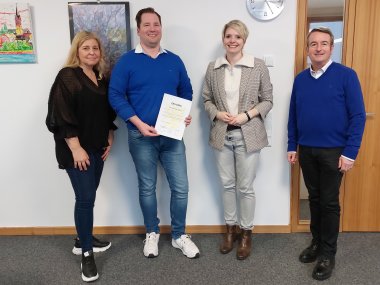 Gruppenbild mit Jasmin Berghäuser (Personalratsvorsitzende), Raphael Rechholz, Bürgermeisterin Theresa Neumann, Thomas Müller (Fachbereichsleiter FB1)