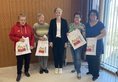 Bürgermeisterin Theresa Neumann wünscht den Mitgliedern des neu gewählten Seniorenbeirates alles Gute. Auf dem Bild: Beate Reichert, Emilie Flierl, Bürgermeisterin Neumann, Susanne Matthias, Ute Böning (v.l).